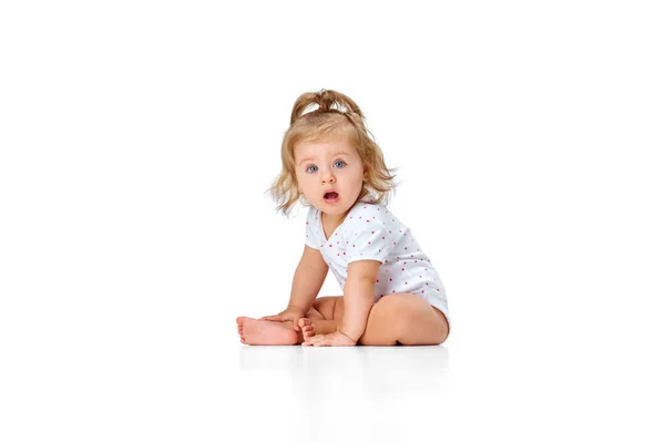 Nieuwsgierige Kleine Baby Schattig Klein Meisje Peuter Zittend Vloer Aandachtig — Stockfoto