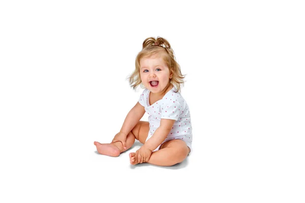 幸せな笑顔の子供だ 小さな赤ちゃんの女の子 幼児は床に座って 陽気に白いスタジオの背景に笑っています 子供時代 誕生の概念 広告のコピースペース — ストック写真