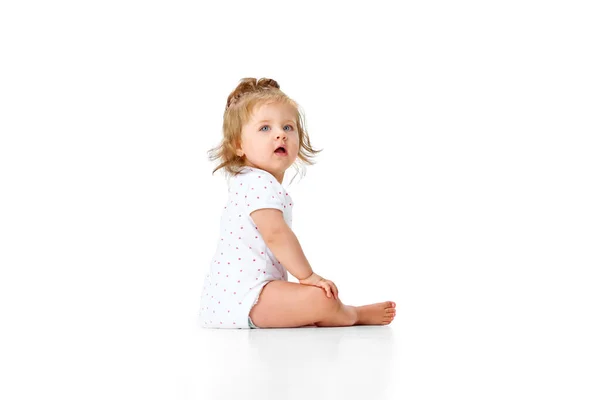 Neugieriges Kind Kleines Süßes Mädchen Kleinkind Windel Auf Dem Boden — Stockfoto