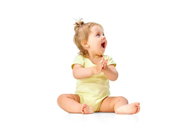 Radostná Šťastná Holčička Dítě Sedící Podlaze Držící Ruce Smějící Pozadí — Stock fotografie