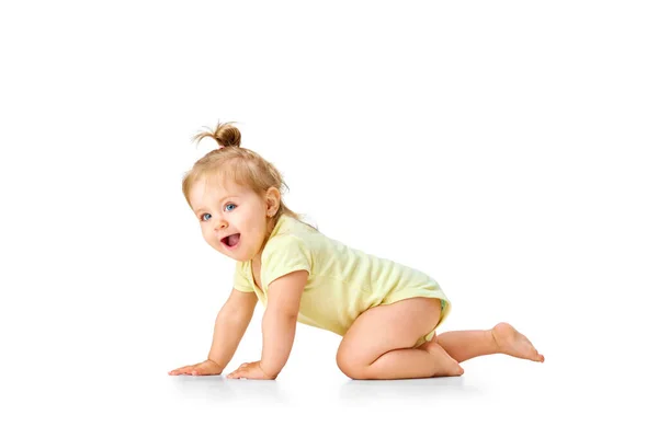 Vrolijk Vrolijk Gelukkig Klein Baby Meisje Peuter Kruipen Lachen Tegen — Stockfoto