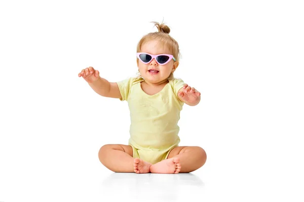 Fröhlich Glücklich Kleines Mädchen Kleinkind Gelbem Kostüm Und Sonnenbrille Auf — Stockfoto