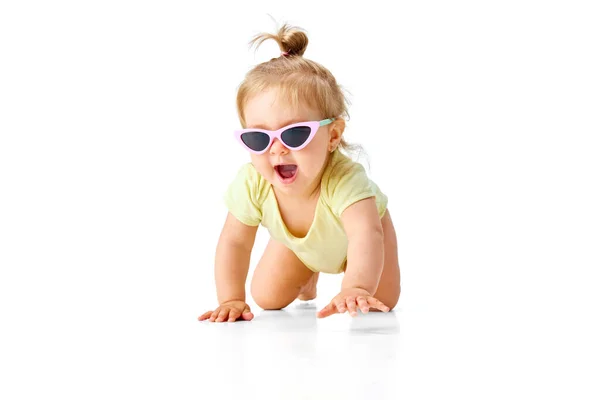 Glücklich Kleines Mädchen Kleinkind Gelbem Kostüm Und Sonnenbrille Kriechend Auf — Stockfoto