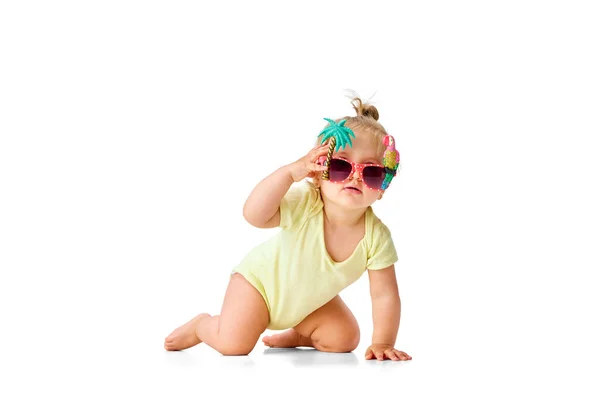 Letni Spokój Stylowa Pozytywna Dziewczynka Maluch Żółtym Kostiumie Śmieszne Okulary — Zdjęcie stockowe