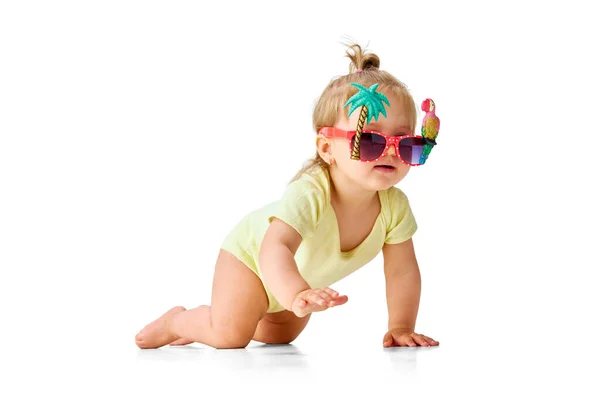Letnia Atmosfera Słodka Pozytywna Dziewczynka Maluch Żółtym Kostiumie Śmieszne Okulary — Zdjęcie stockowe