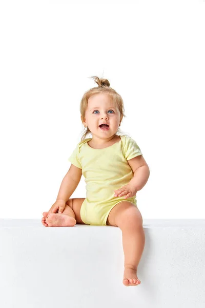 Curious Smart Delightful Little Girl Child Toddler Yellow Clothes Sitting — Stock Photo, Image