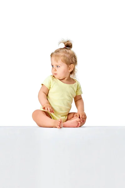 Portret Van Mooi Schattig Grappig Klein Meisje Kind Geel Doek — Stockfoto