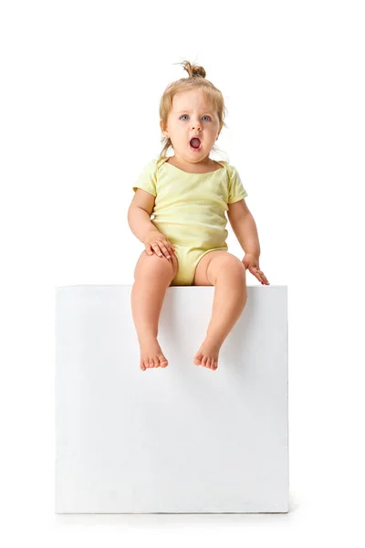 Porträt Des Süßen Kleinen Mädchens Kleinkind Gelben Kleidern Sitzend Und — Stockfoto