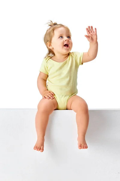 Neugierig Klug Entzückendes Kleines Mädchen Kind Kleinkind Gelben Klamotten Vor — Stockfoto