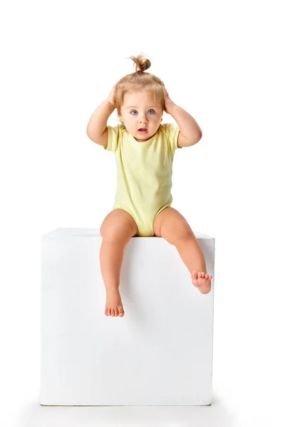 Porträt Eines Kleinen Babys Schönen Mädchens Kleinkind Sitzend Und Hände — Stockfoto
