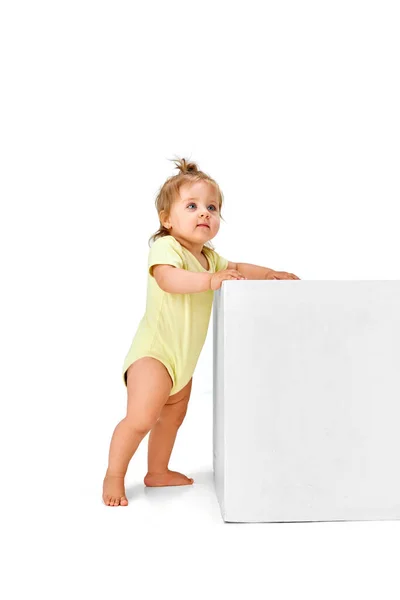 美しい 面白い かわいい女の子の完全な長さの肖像画 白いスタジオの背景の上に立って黄色の服の子供 子供時代 誕生の概念 広告のコピースペース — ストック写真