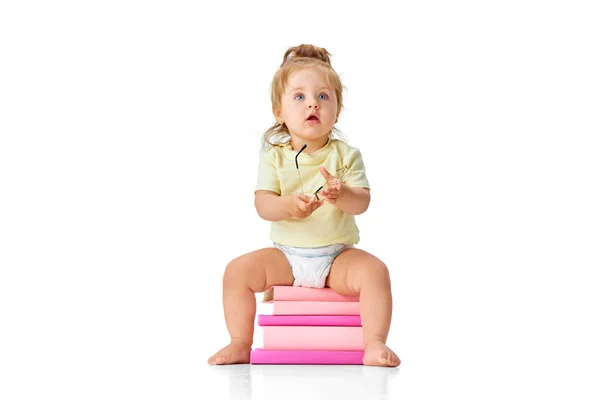 Retrato Bebé Curioso Niña Niño Niño Sentado Libros Mirando Con — Foto de Stock