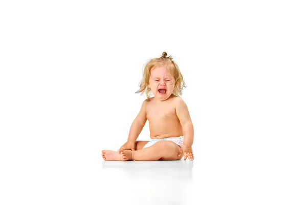 Malá Holčička Dítě Batole Plenkách Sedící Podlaze Brečící Pozadí Bílého — Stock fotografie