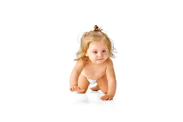 Schattig Klein Baby Meisje Peuter Met Paardenstaart Luier Kruipend Vloer — Stockfoto