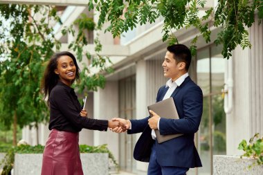 İşbirliği ve ortaklık. Erkek ve kadın, yöneticiler proje üzerinde birlikte çalışmak için el sıkışıyor. Başarı. İş kavramı, kariyer gelişimi, modern ofis, profesyonel meslek