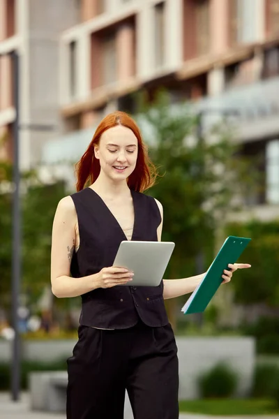 Ambitieuze Geconcentreerde Jonge Vrouw Werknemer Die Naar Tablet Kijkt Tijdens — Stockfoto
