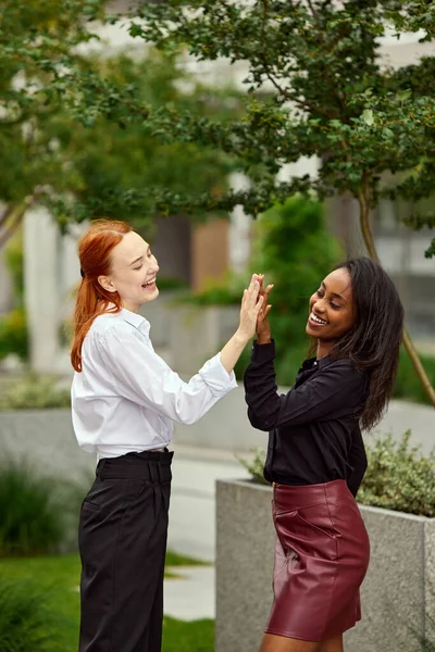 Travail Équipe Réussi Joyeux Jeunes Femmes Affaires Donnant Cinq Célébrant — Photo