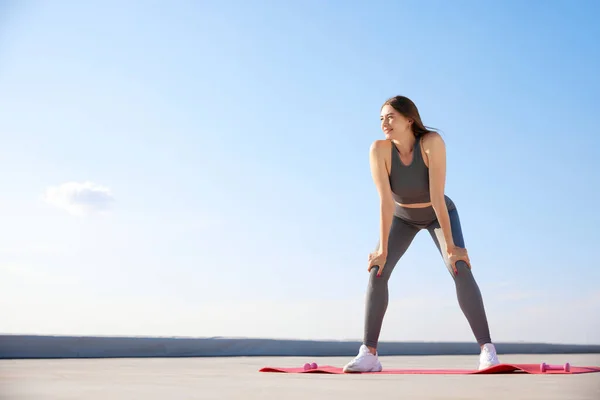 Deep Breath Young Sportive Woman Sim Body Training Outdoors Warm — Stock Photo, Image