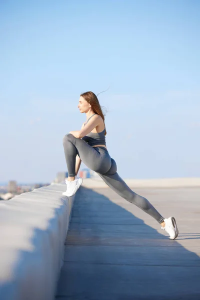 Flexibilidade Força Youn Mulher Esportiva Treinamento Elegante Sportswear Fazendo Exercícios — Fotografia de Stock