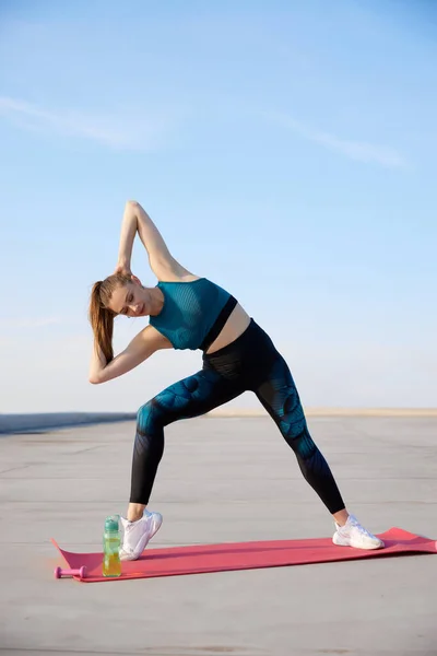 Full Length Image Beautiful Young Woman Slim Body Training Doing — Stock Photo, Image