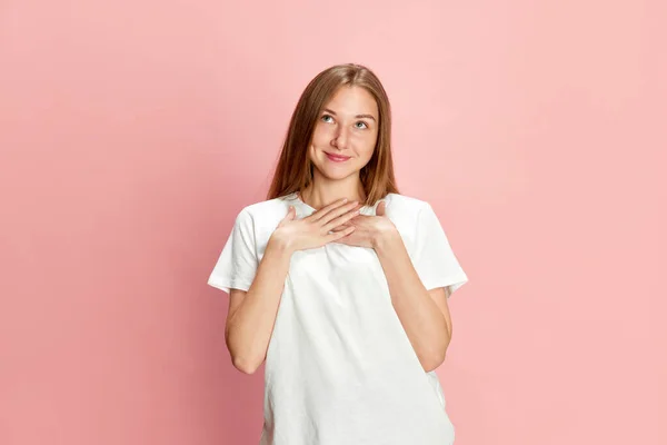 Retrato Bela Jovem Mulher Casual Shirt Branca Com Onírico Pensativo — Fotografia de Stock