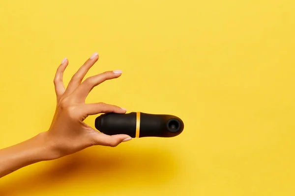 Γυναικείο Χέρι Δονητή Ιατρική Συσκευή Μασάζ Πάνω Από Κίτρινο Φόντο — Φωτογραφία Αρχείου