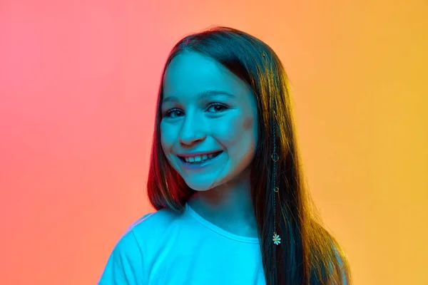Halve Lengte Portret Van Gelukkig Schoolmeisje Kind Draagt Wit Shirt — Stockfoto