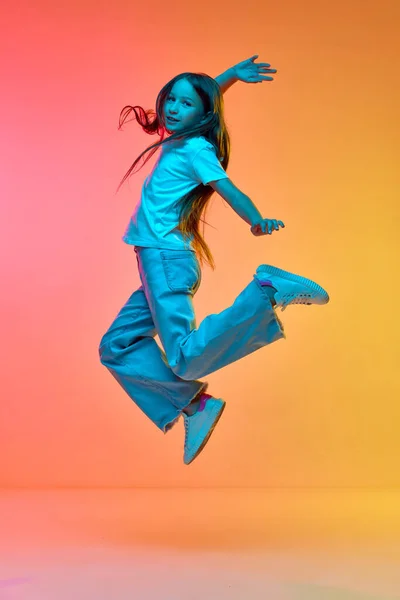 Aktiv Aufgeregtes Kind Lässiger Kleidung Das Hoch Über Neonlicht Springt — Stockfoto