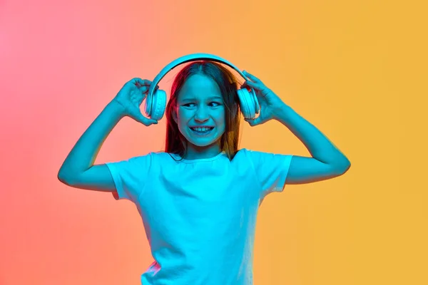 Glückliches Mädchen Schulalter Kind Mit Drahtlosen Kopfhörern Das Musik Hört — Stockfoto