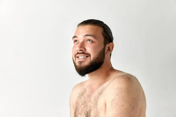 裸の笑顔の男の半分を閉じ込めて 灰色の背景の上に孤立したひげを見上げた セルフケア 広告のコンセプト — ストック写真