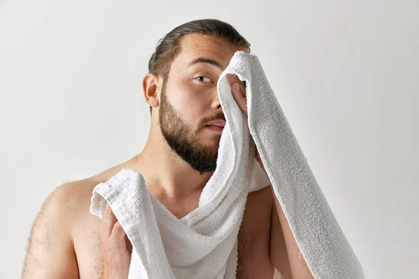 Fotoshoot Van Mens Weg Kijken Vegen Handdoek Het Wassen Lichtgrijze — Stockfoto