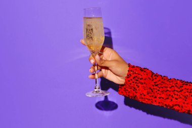 Yatay görüntü hanımefendileri menekşe arkaplanda şampuanla el ele tutuşuyorlar. Reklam, tasarım, parti, rahatlama, pop sanatı için kopyalama alanı kavramı.