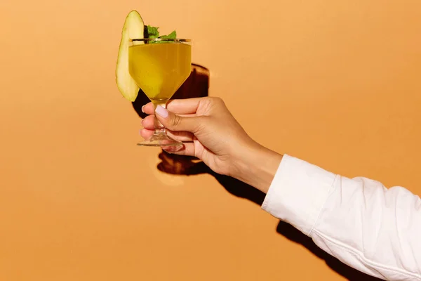 唯一的酒精饮料 手握酒杯 配上淡橙色背景的梅泰鸡尾酒 流行艺术 派对和放松的概念 广告的复制空间 — 图库照片