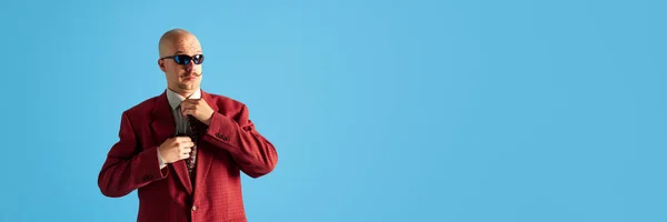 Bıyıklı Kırmızı Retro Ceket Giymiş Mavi Stüdyo Arka Planında Kravatını — Stok fotoğraf
