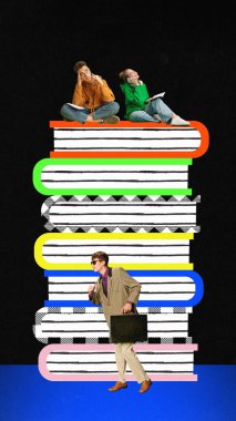 Elinde aletlerle kitap yığınına oturmuş kara mod geçmişi hakkında düşünen ve arayan genç insanlar. Eğitim, öğrenme, bilgi ve reklam kavramı.