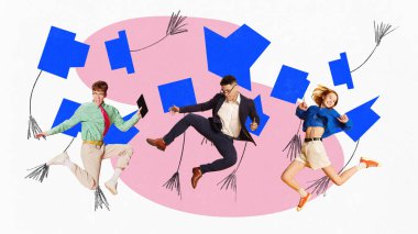 Havan topu boyayarak parlak bir arkaplanda zıplayan mutlu mezun öğrenciler. Eğitim, gençlik, eğitim, üniversite hayatı, mezuniyet ve reklam kavramı.