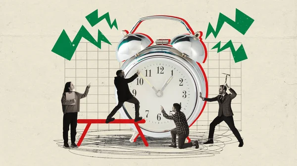 Collage Creativo Los Trabajadores Jóvenes Comienzan Trabajar Levantar Gran Reloj — Foto de Stock