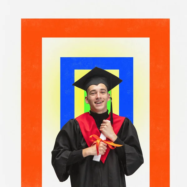 Retrato Jovem Menino Sorridente Vestido Graduação Com Diploma Mãos Sobre — Fotografia de Stock