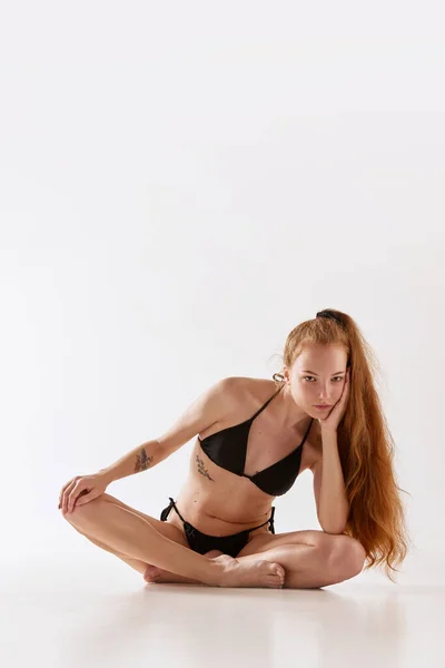Portré Fiatal Lány Vékony Test Lótuszban Pózol Fürdőruhában Nézi Kamera — Stock Fotó