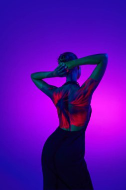 Çiçekli bayan. Dijital neon filtre ışıklarıyla genç şehvetli kadın mor arkaplanda kırmızı çiçek gösteriyor. Duygular kavramı, dijital sanat, moda, fütürizm, sanat