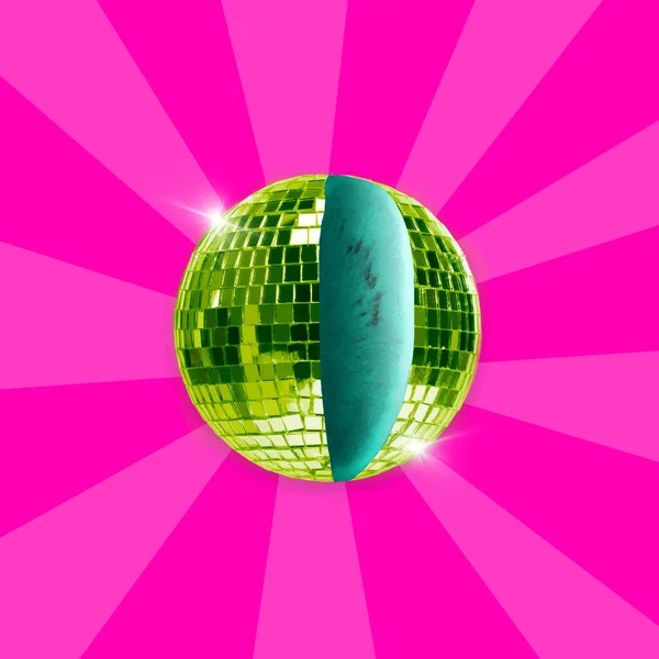 当代艺术拼贴 创意绿色迪斯科形状的球闪烁着闪光效果 像水果糖一样闪耀在粉红的背景上 假日和聚会的概念 — 图库照片