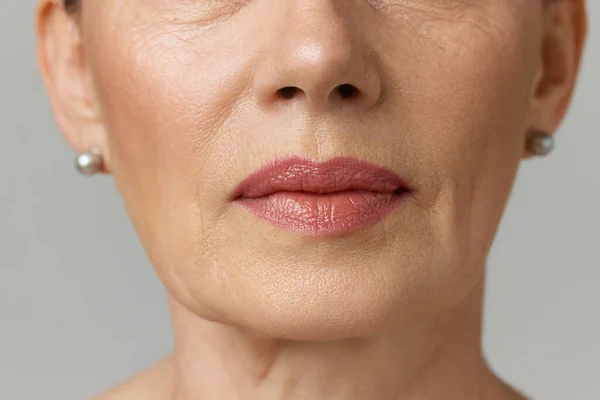 剪裁的老年妇女肖像 皮肤极好 嘴唇丰满 背景灰工作室 模仿的皱纹 美容美发 护肤的概念 — 图库照片