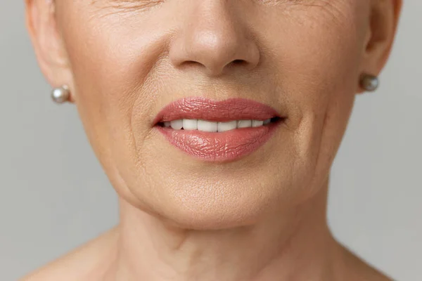 Wybielanie Zębów Portret Starszej Uśmiechniętej Kobiety Kopią Przestrzeni Szarym Tle — Zdjęcie stockowe