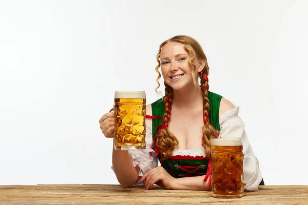 Smilende Ung Pige Servitrice Iført Traditionel Bayersk Eller Tysk Dirndl - Stock-foto