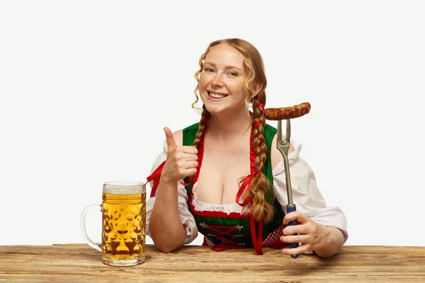 ビール祭り 愛らしい女性 伝統的なバイエルンやドイツのディルンドルを着たウェイトレスは ビールの大きなマグカップを持っています オクトーバーフェスト 飲み物 食べ物のコンセプト Adのためのスペースをコピーする — ストック写真