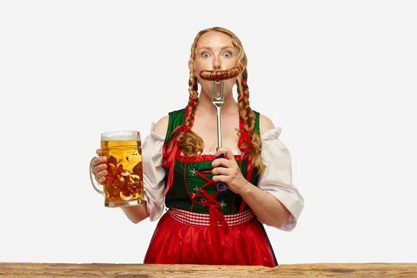 フォークス 伝統的なバイエルンやドイツのディルンドルを着たウェイトレスの肖像画は 口ひげとしてビールとソーセージの大きなマグを保持しています オクトーバーフェスト 飲み物 食べ物のコンセプト Adのためのスペースをコピーする — ストック写真
