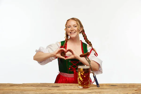 ビールフェスティバルが好きです ホリデーイベントで心臓シンボルが感じられる伝統的なドイツのドレスを着た女性の肖像画 オクトーバーフェスト 飲み物 食べ物のコンセプト Adのためのスペースをコピーする — ストック写真