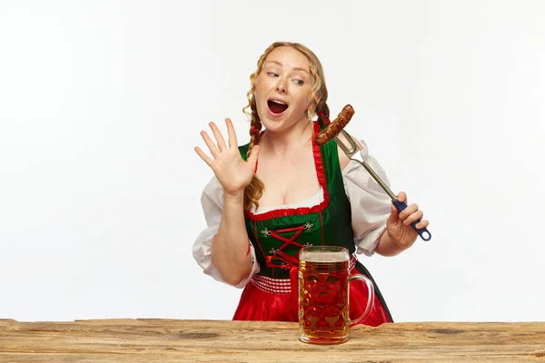 Gorąca Kobieta Tradycyjnej Niemieckiej Sukience Patrząc Kiełbasę Duży Kubek Piwa — Zdjęcie stockowe