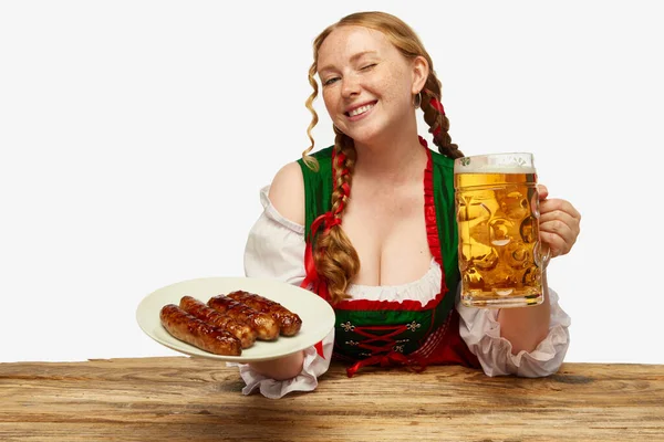 Portret Oktoberfest Piękna Ruda Dziewczyna Ludowym Bawarskim Stroju Mruga Kubki — Zdjęcie stockowe