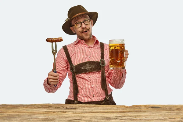 おいしい料理 伝統的なフェスティバルバイエルンまたはドイツの服を着て フライドソーセージを味わう巨大なビールマグカップ オクトーバーフェスト 飲み物 食べ物のコンセプト Adのためのスペースをコピーする — ストック写真